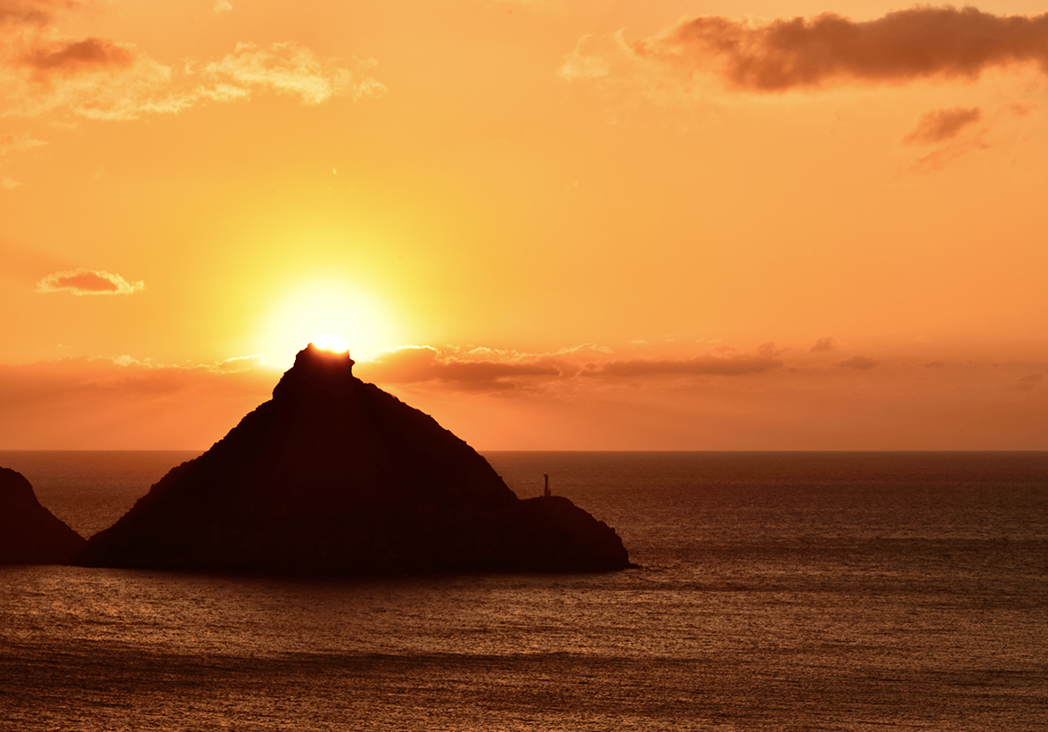 写真：白草展望所からみる矢堅目に沈む夕景